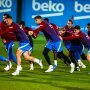 Pemain Barcelona di tengah sesi latihan menjelang laga kontra Espanyol./Twitter.com @Barcelona.FC